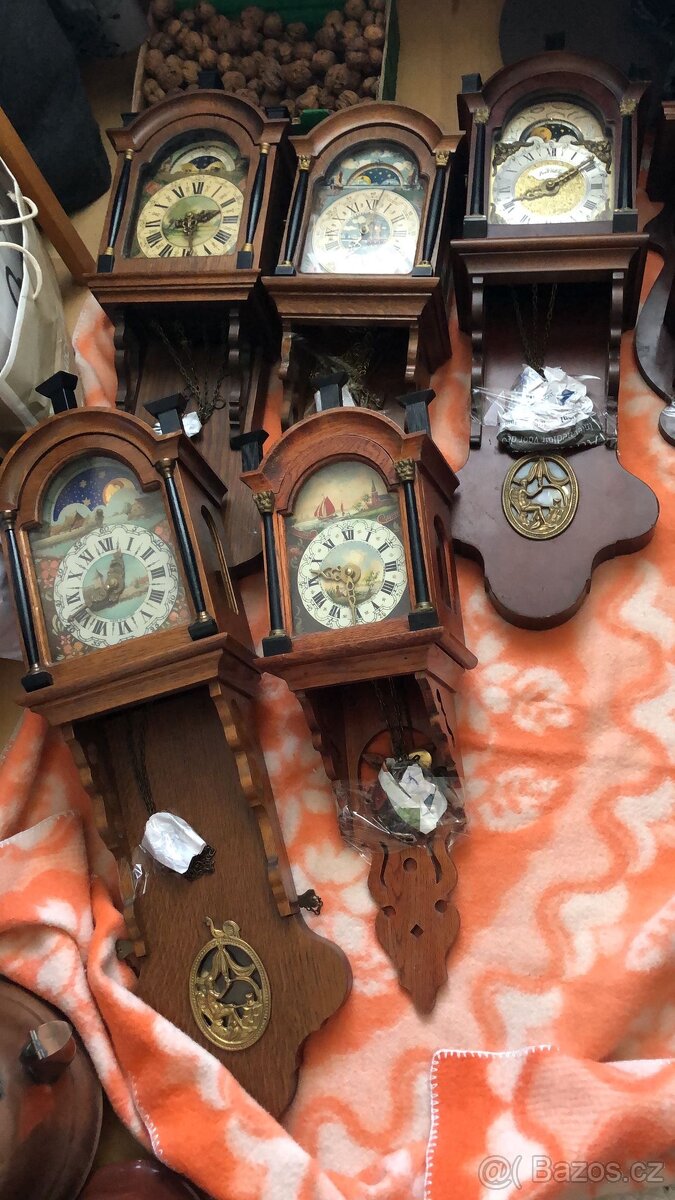 Antiek staré frýské mechanické nástěnné hodiny