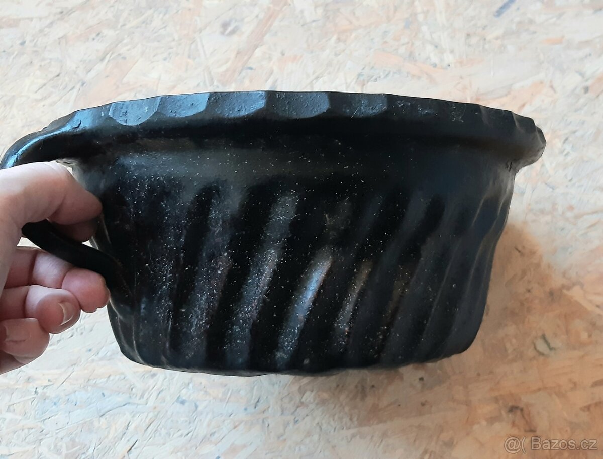 Kameninová forma na bábovku.