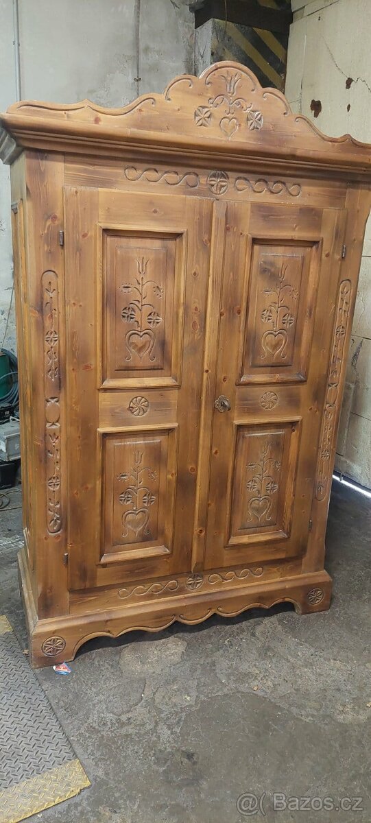 Starožitná skříň