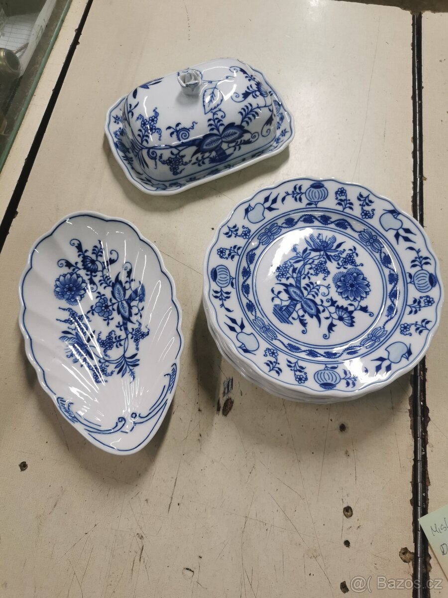 Cibulák Dubí. Máslenka, miska, talíře.
