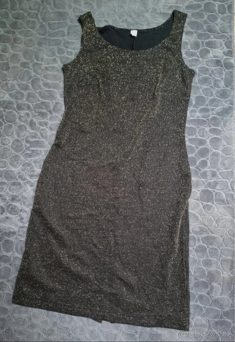 Elastické šaty vhodné i na ples.