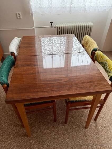 Rozkládací stůl masivní