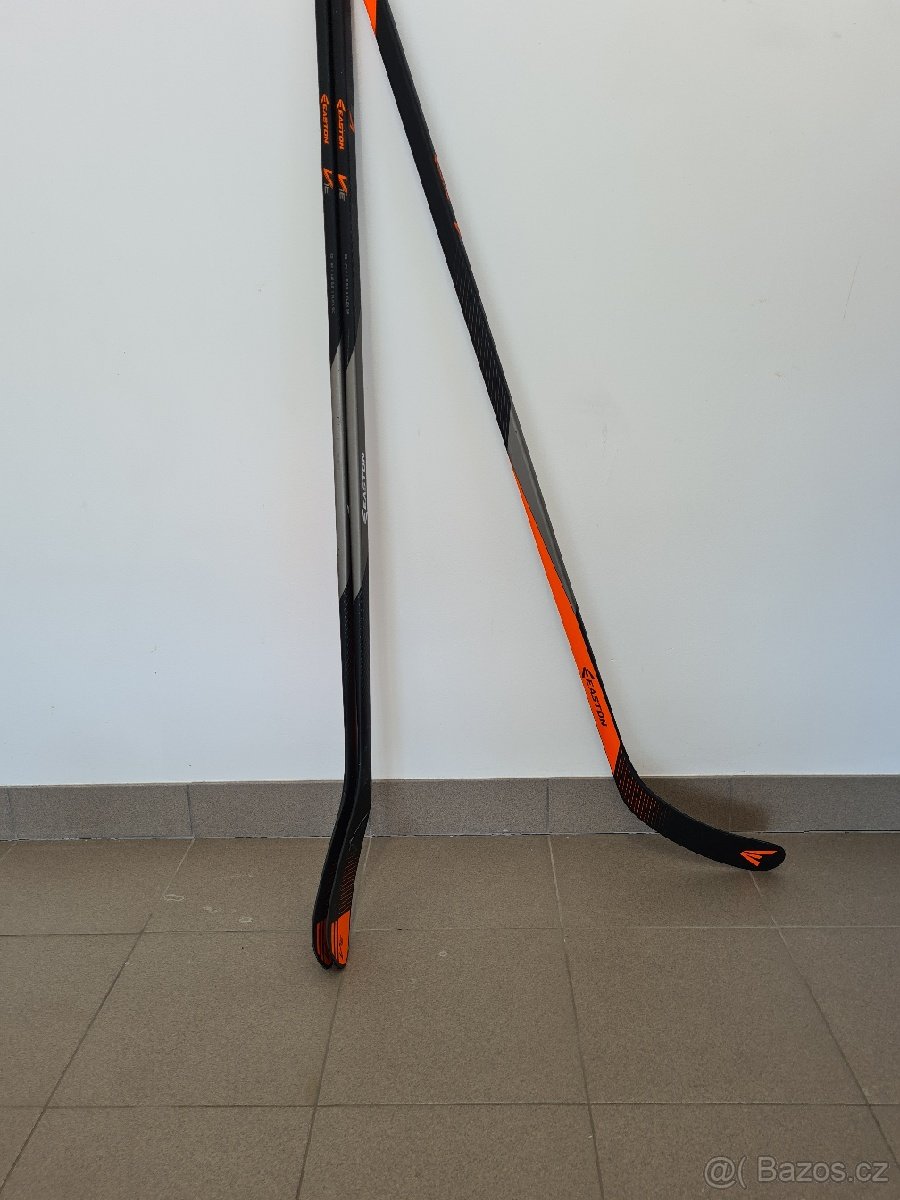 Dětská hokejka Easton V1E, pravá, 50 flex