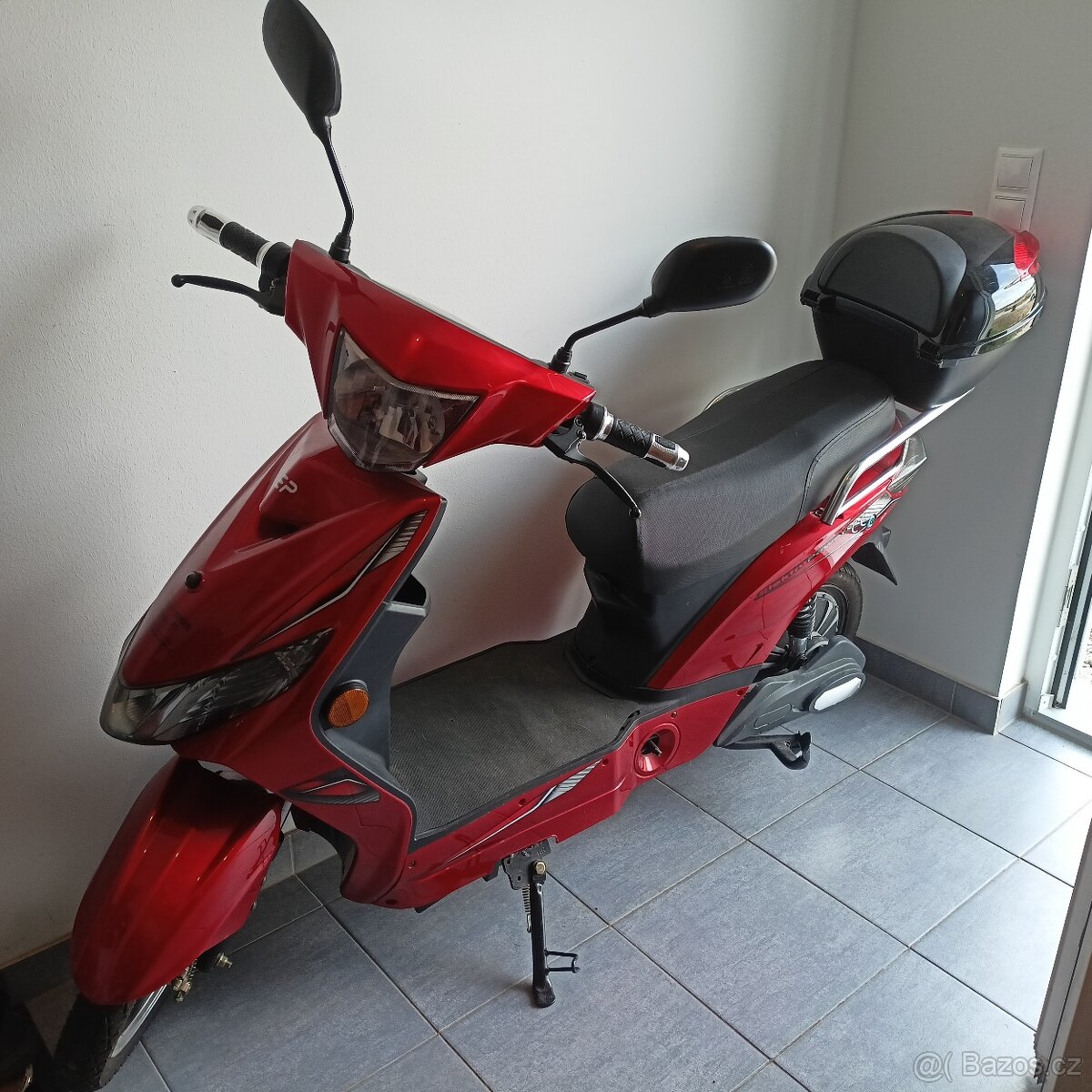 Elektro skůtr Storm R2