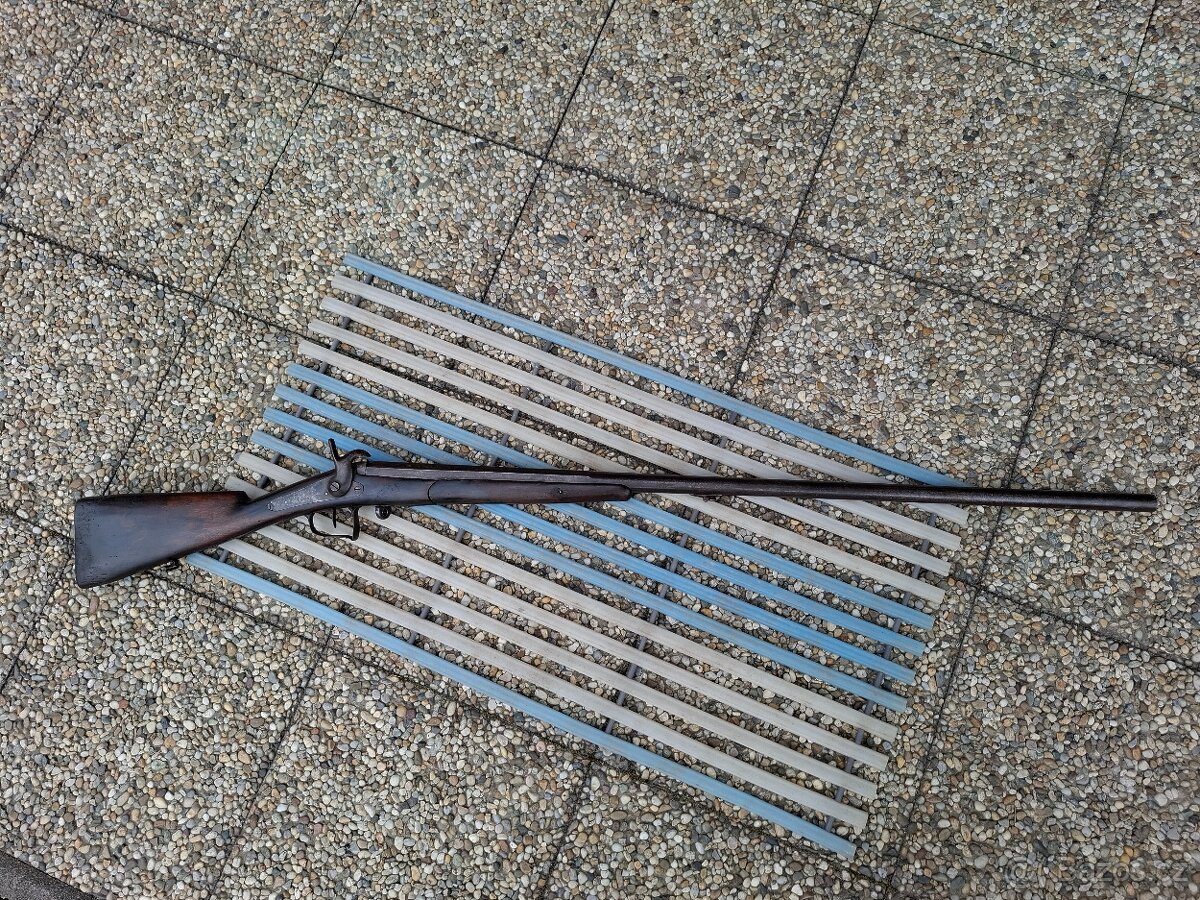 Vojenská puška, celková délka 147 cm