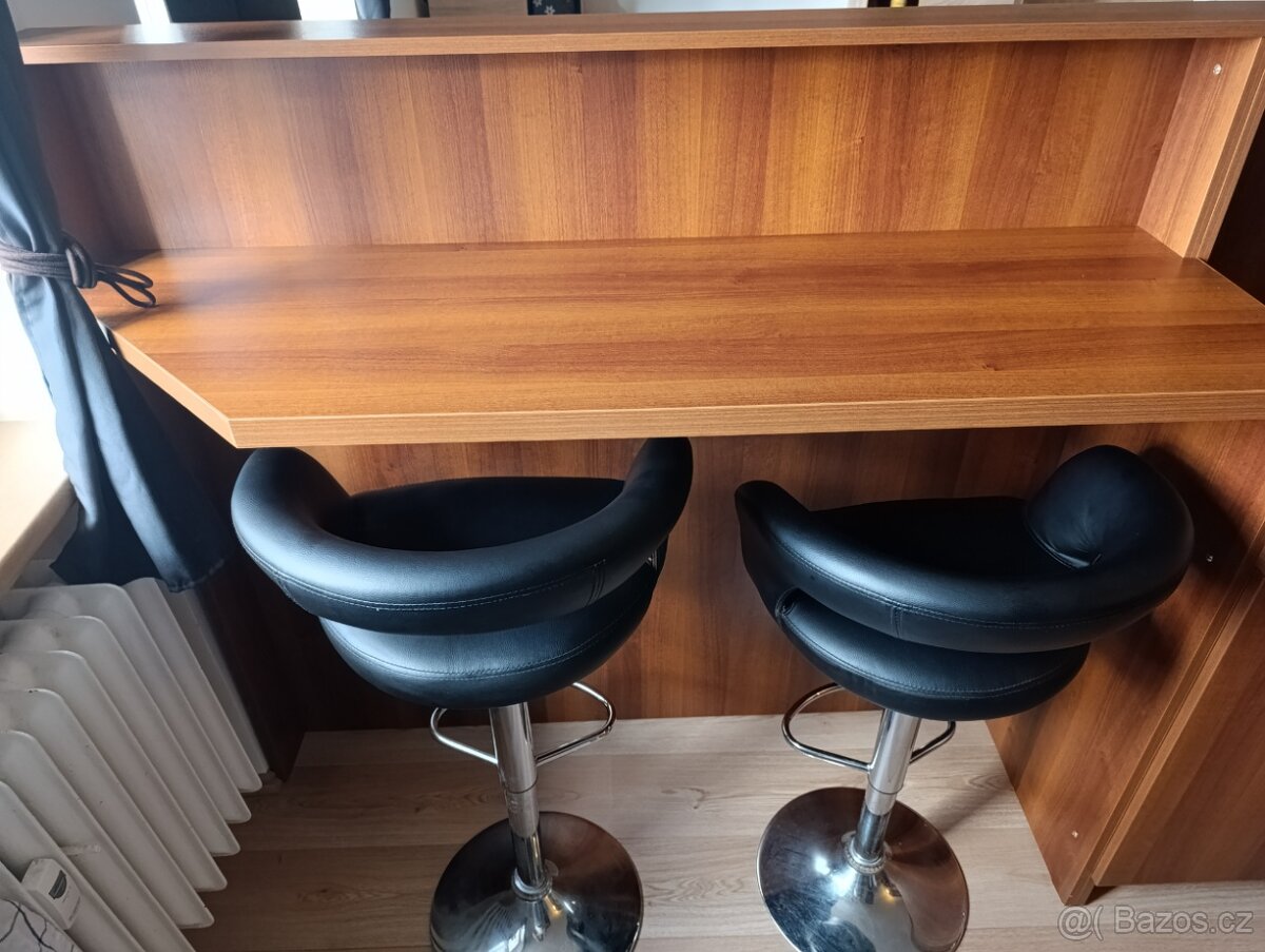 Prodej baru s židlemi a skříňky.