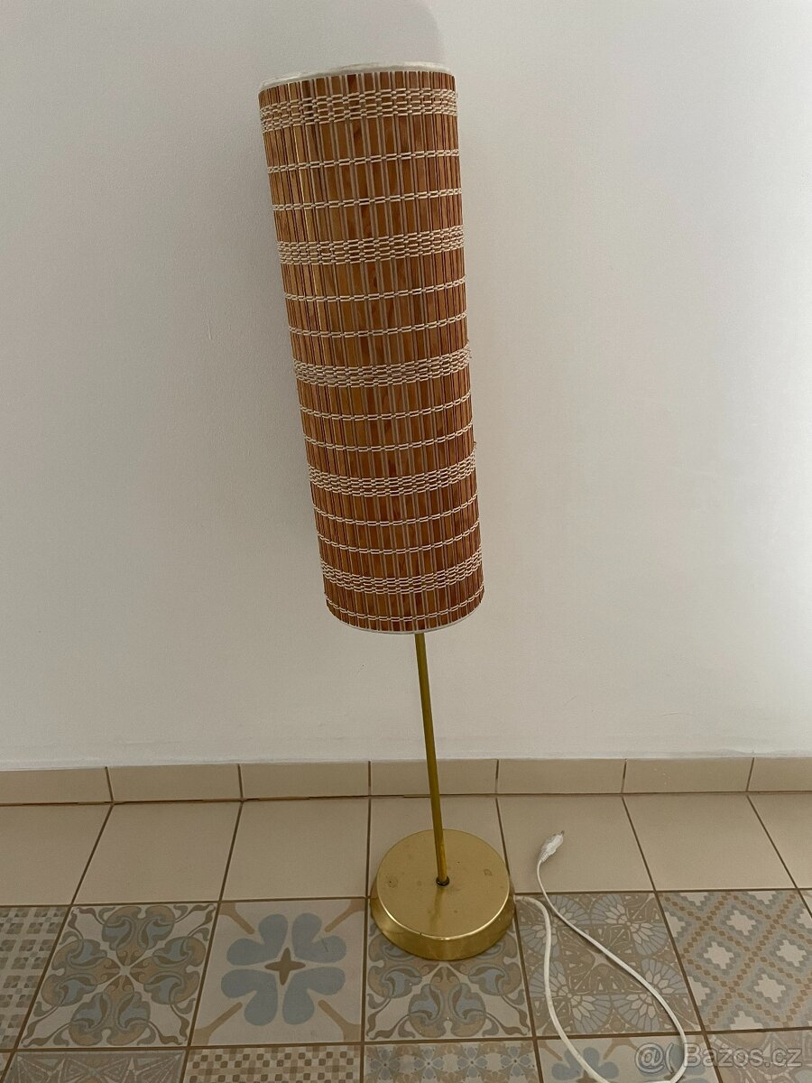 stará stojací lampa