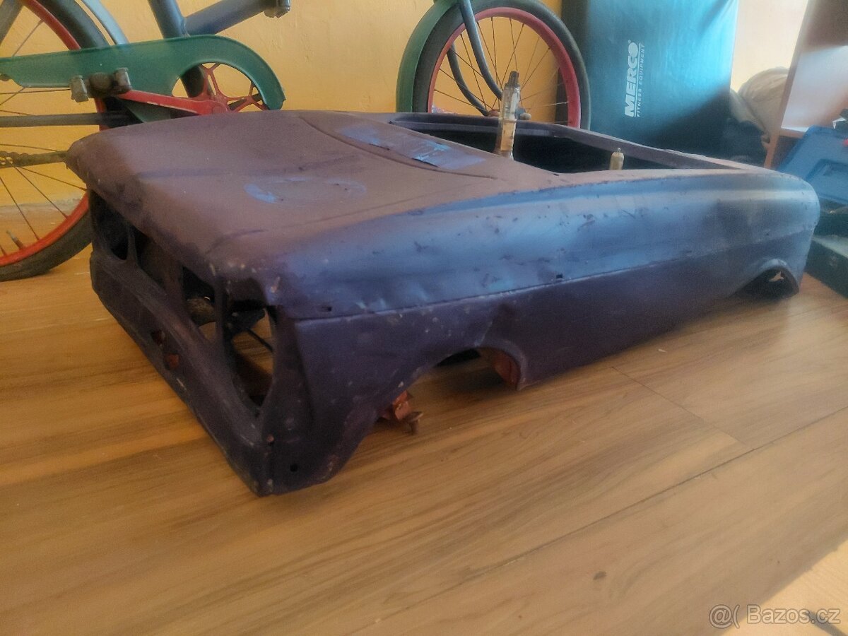ŠLAPACÍ AUTÍČKO MOSKVIČ NA RENOVACI