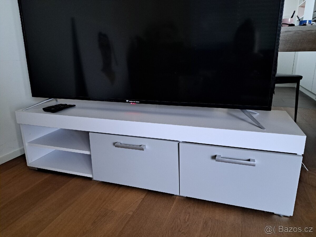 STOLEK POD TELEVIZI