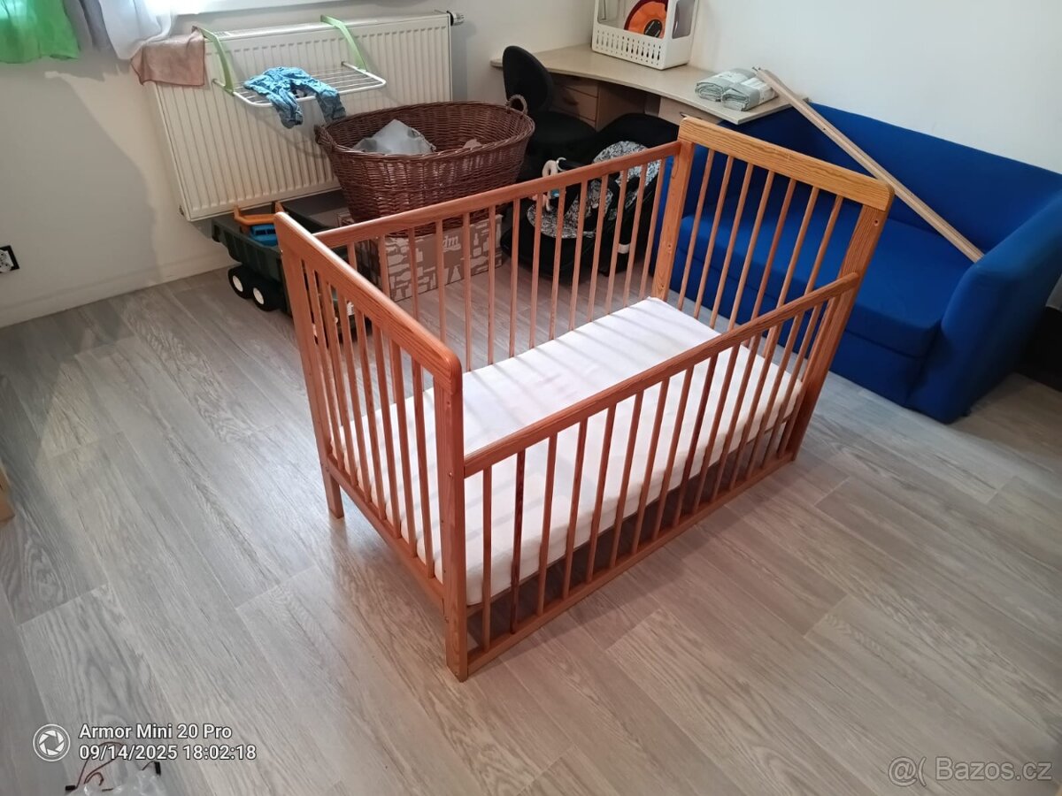 Dětská postýlka s matrací