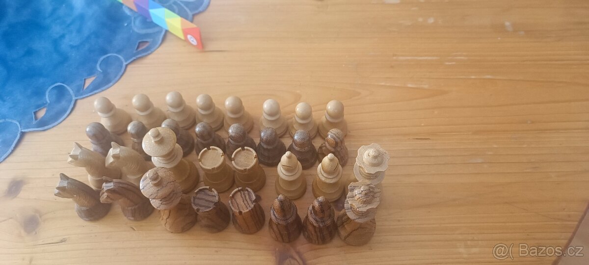 Akatove sachove figurky