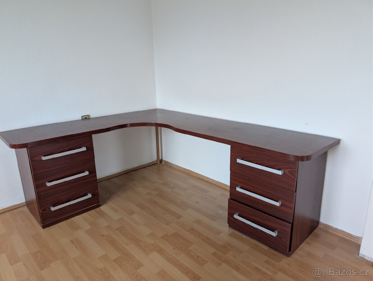 Pracovní stůl 210x170cm