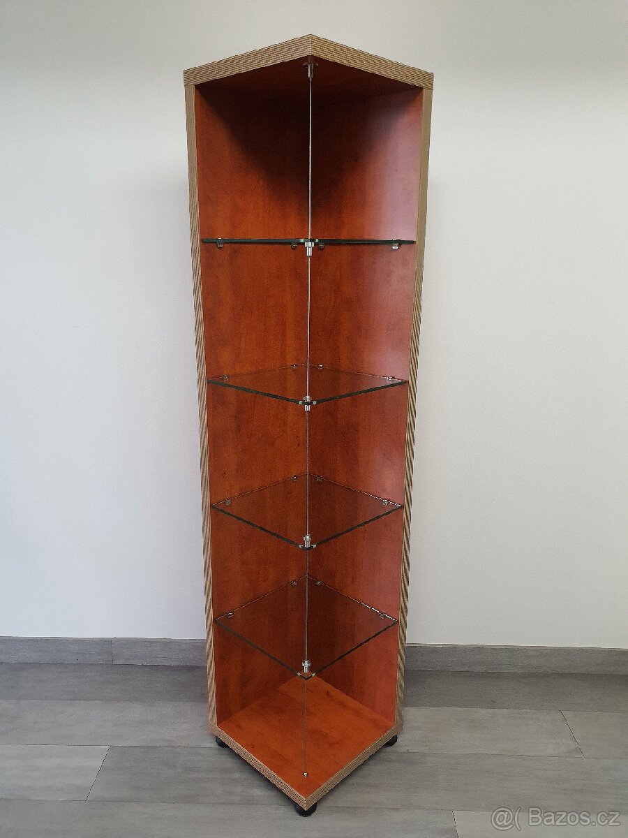 Výstavní, rohová policová vitrína