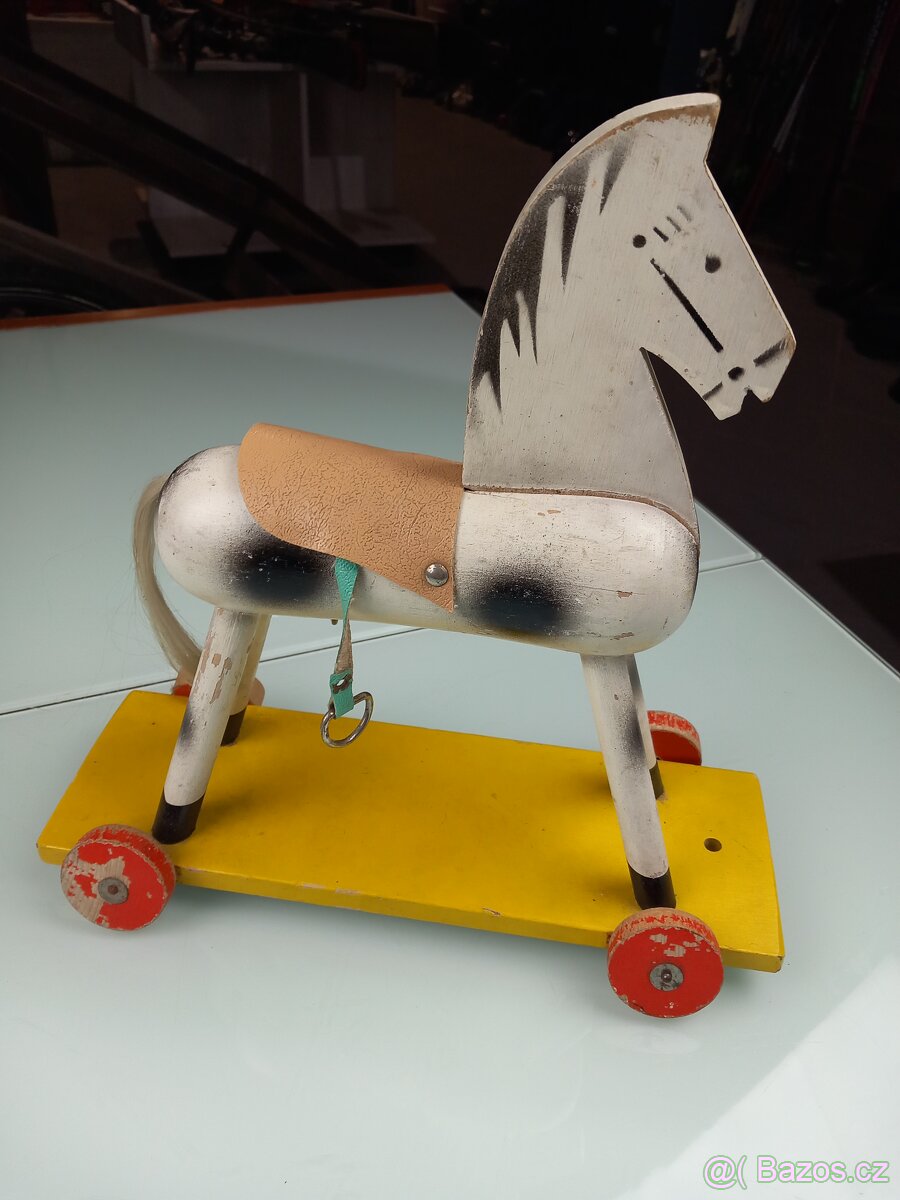 KONÍK NA KOLEČKÁCH -dřevo