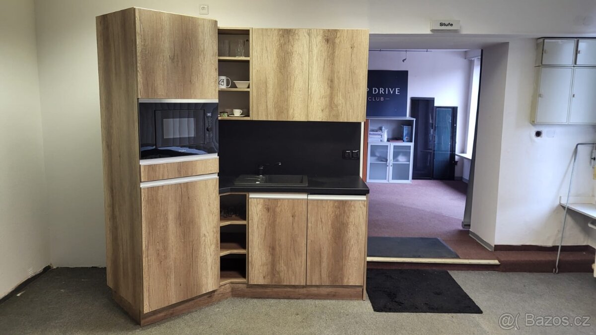 Moderní a plně vybavená rohová kuchyňská linka na prodej