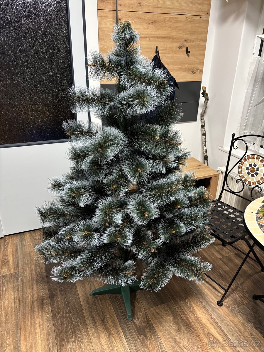 Umělý vánoční stromek