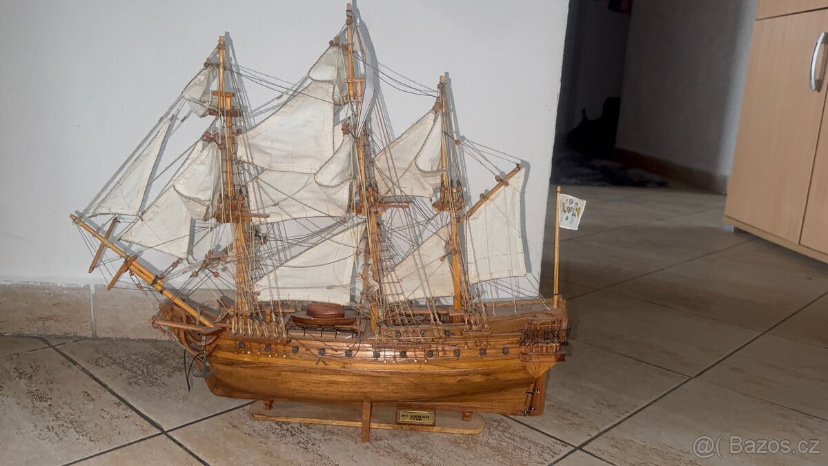 Dřevěný model historické lodě St. Géran 1736