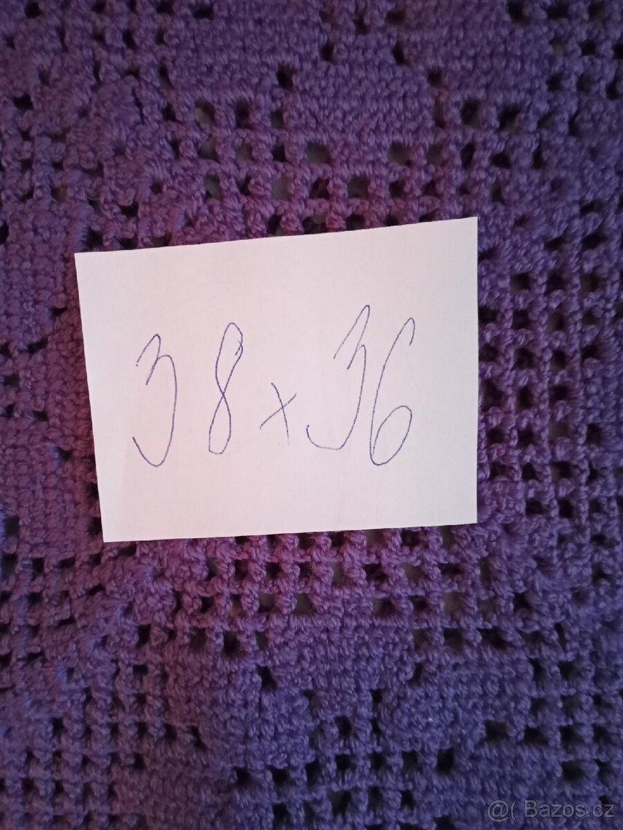 Háčkovaný polštářek 38x36
