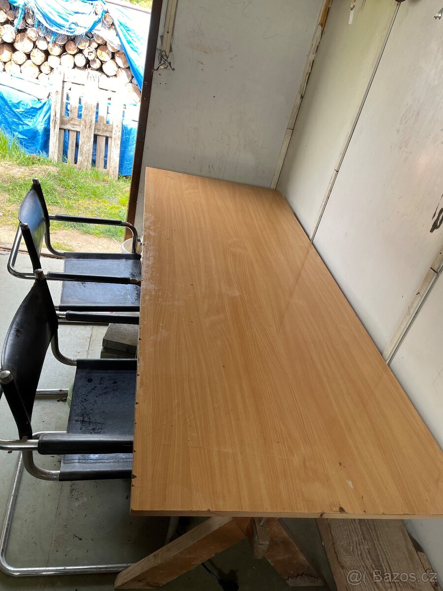 Dřevěný stůl, lavice a zidle