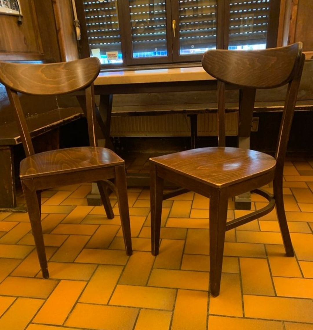 30x dřevene zidle z restaurace a barovky z masivu