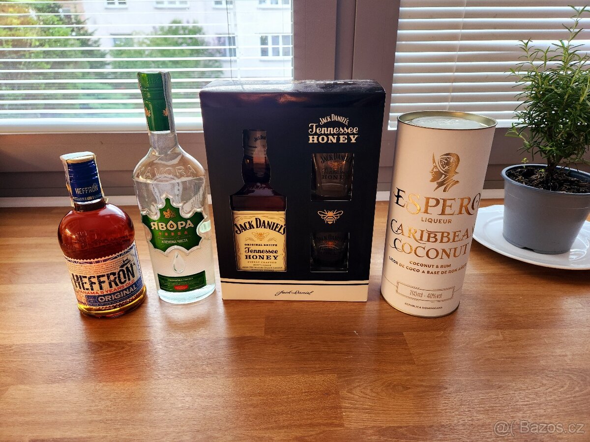 Alkohol vodka, rum, whiskey 0,7 alcohol, tvrdy