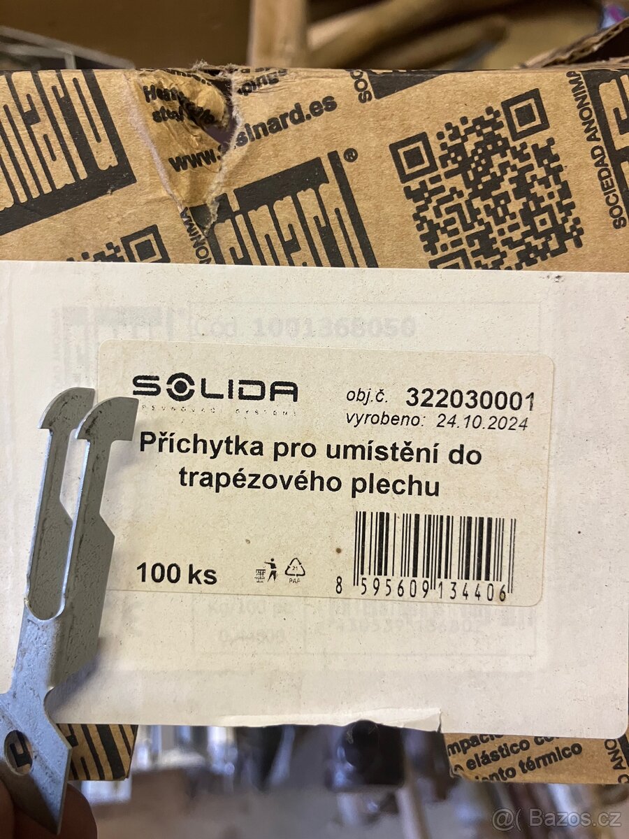 Přichytka pro umístění do trapézového plechu