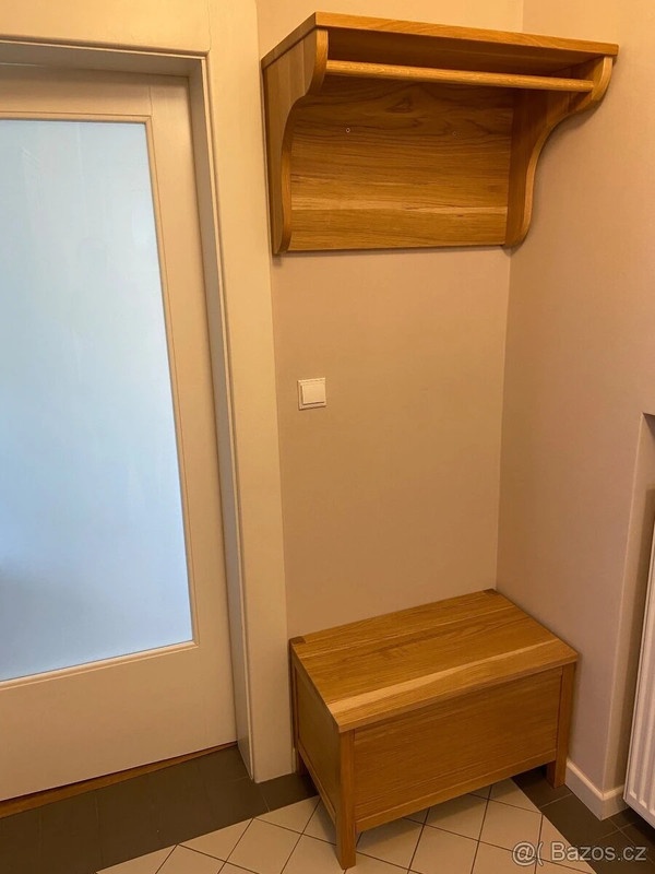 Lavice a věšák