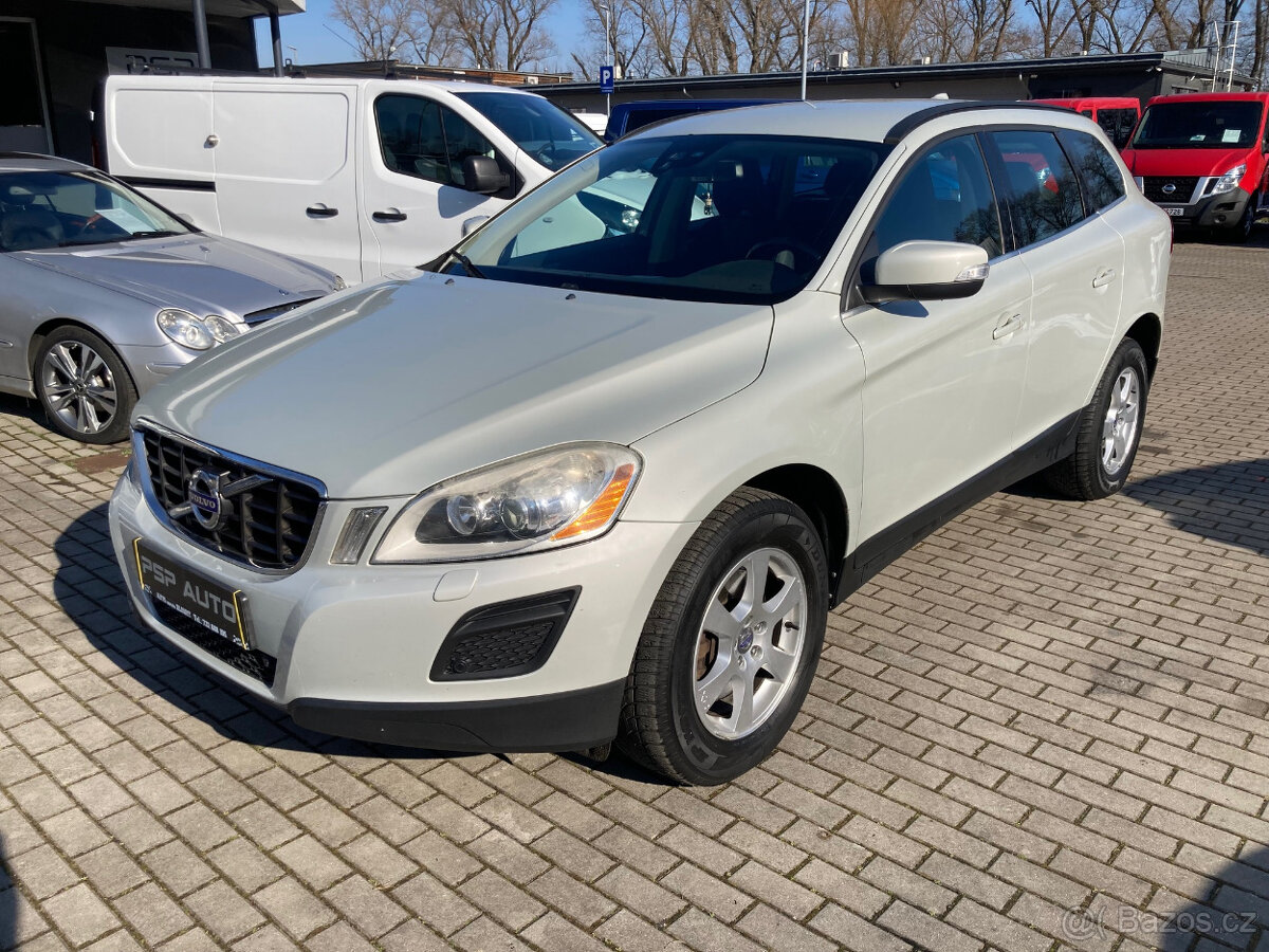 Volvo XC60 2,0 D4 5VÁLEC 120KW MAN 2WD NAVI ČR SPZ SERVISOVA