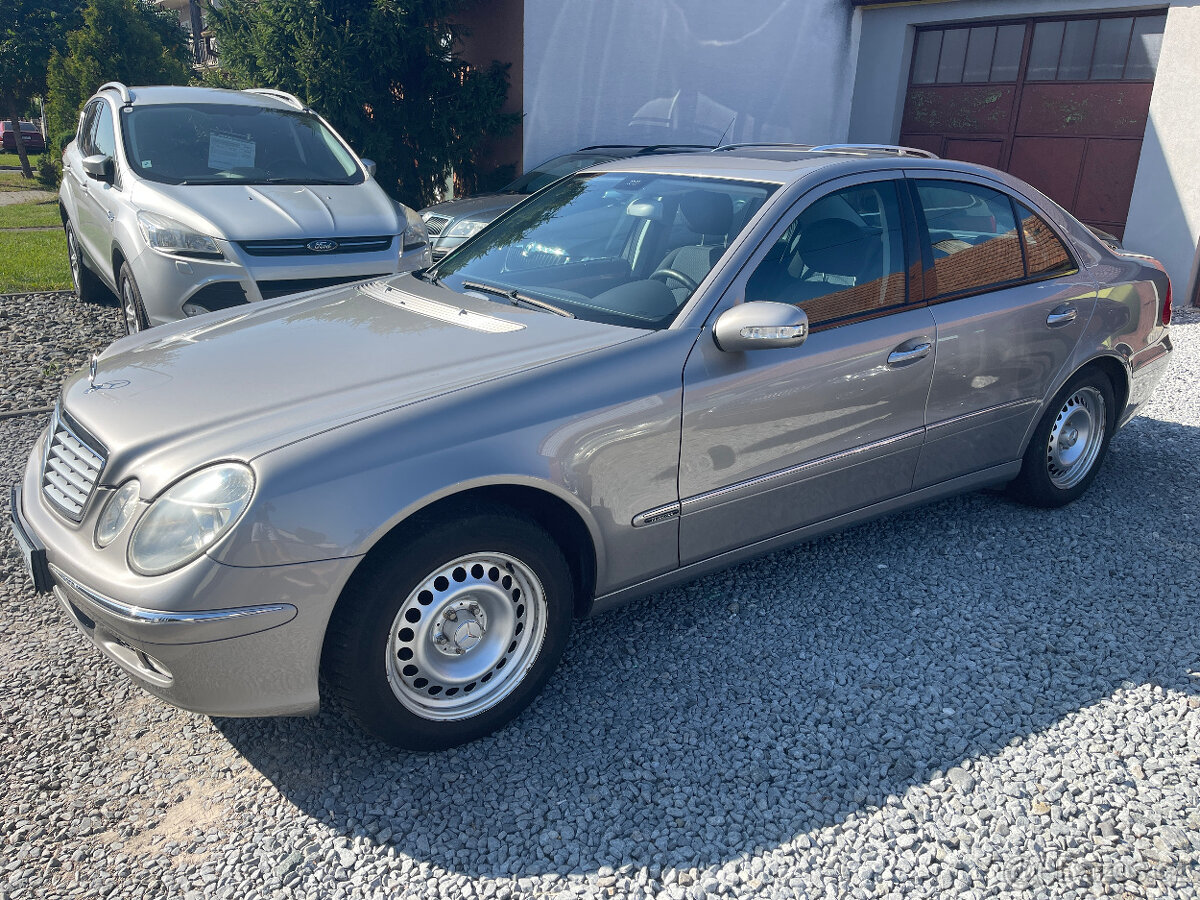 MERCEDES BENZ E 200 KOMPRESSOR PEKNY KOUSEK.