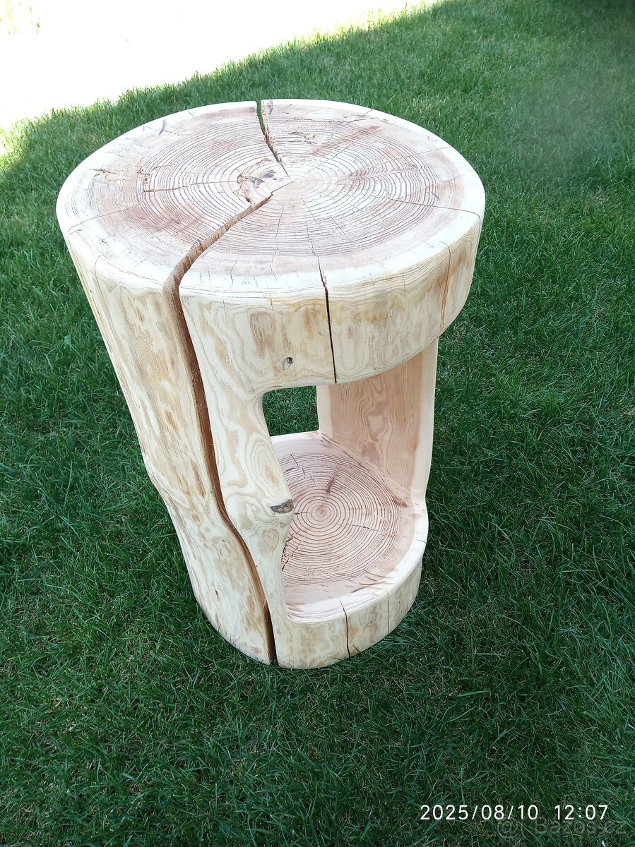 Designový špalek na kníhy, lampu...Modřín ruční práce.