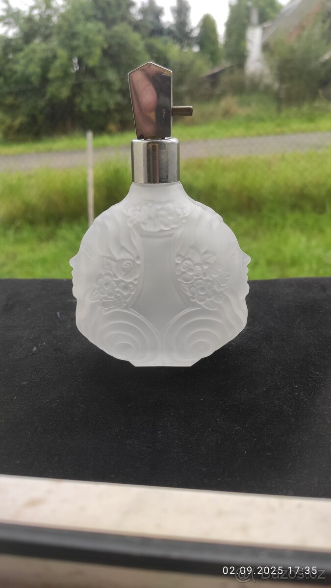 starý flakon s podobiznami