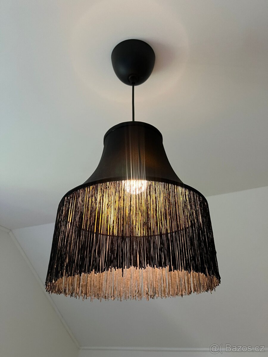 Stylová závěsná lampa – černá s vnitřkem ve zlaté barvě