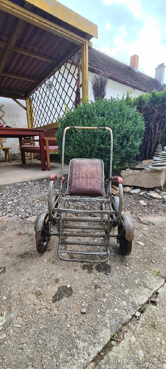 Starý funkční kočárek k renovaci