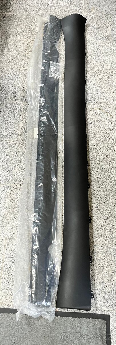 Tesla model Y, nova leva prahová lišta kryt prahu