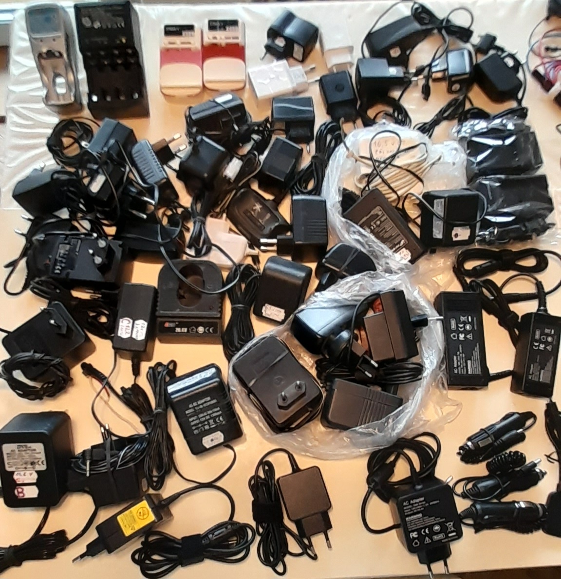 (28) NABÍJEČKY A BATERIE DO MOBILŮ, NAPAJECÍ ZDROJE.