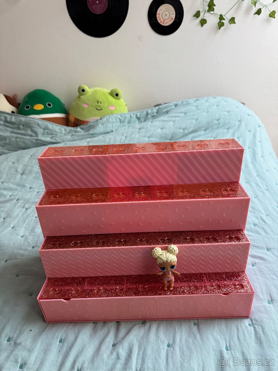 LOL Surprise polička a domeček na hraní