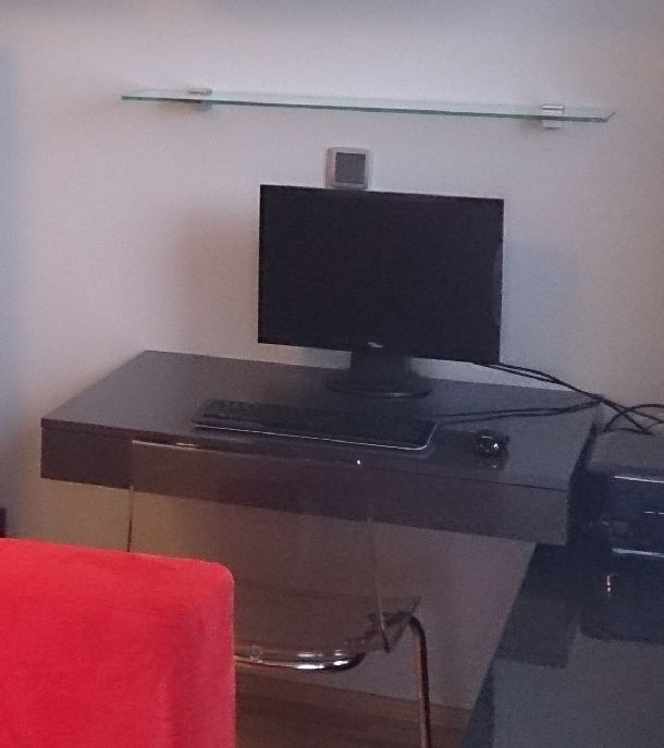 Použitý moderní konzolový stůl se zásuvkami