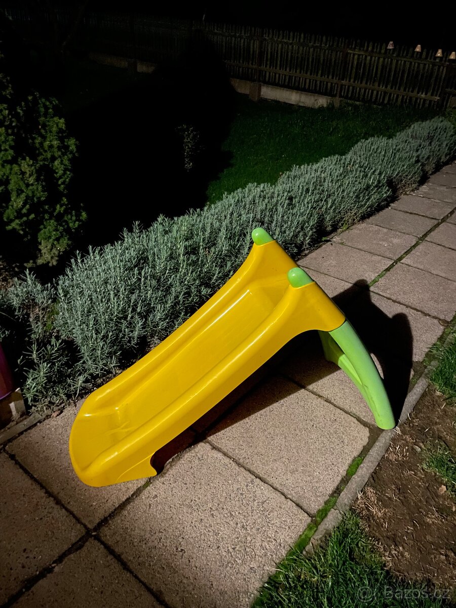 Dětská klouzačka s vodotryskem