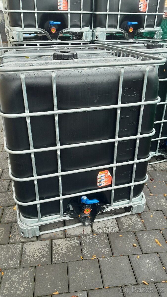 Černá IBC nádrž 1000 litrů.
