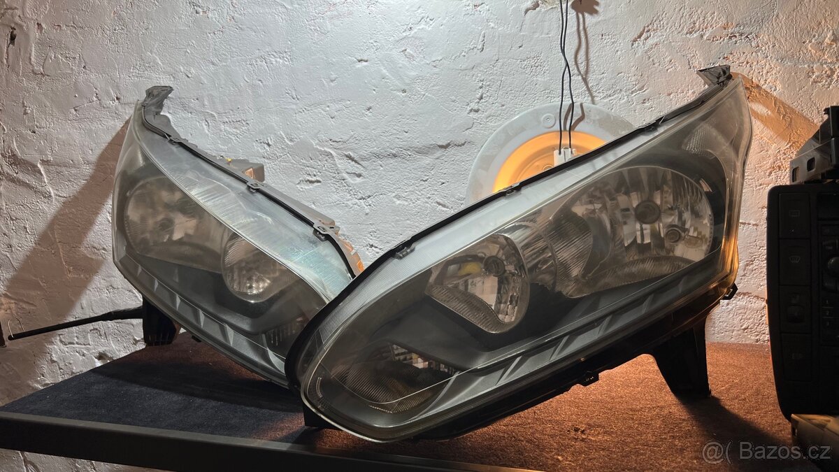 Přední světla Ford transit Connect