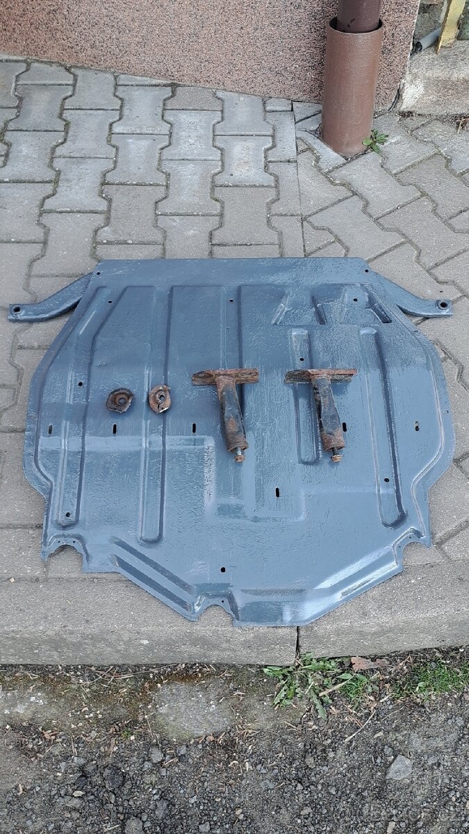 Železný kryt motoru Octavia 1
