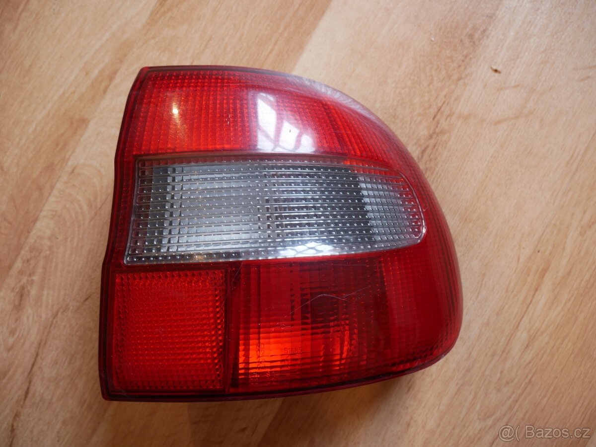 VOLVO V40 - PRAVÉ ZADNÍ SVĚTLO