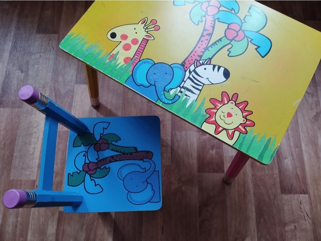 Dětský stoleček se židličkou s motivem pastelky