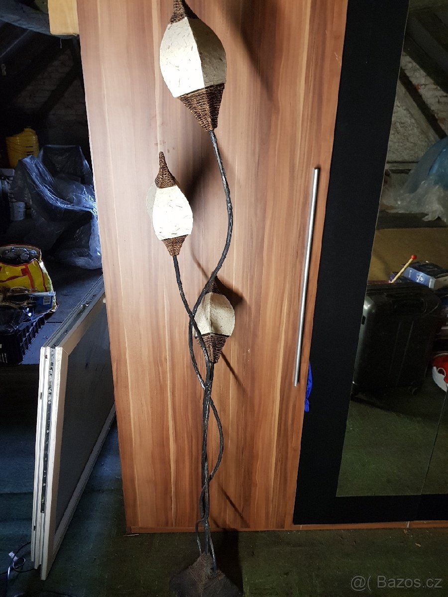 stojací lampa