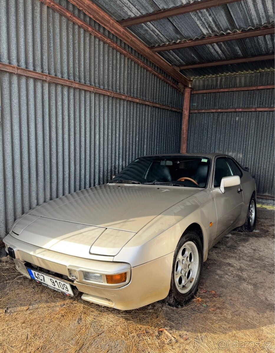 Porsche 944