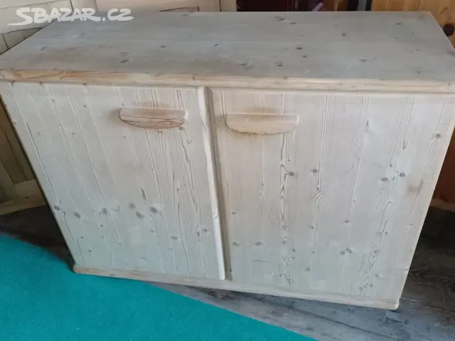 Celo masivní mohutná 2 dveřová komoda