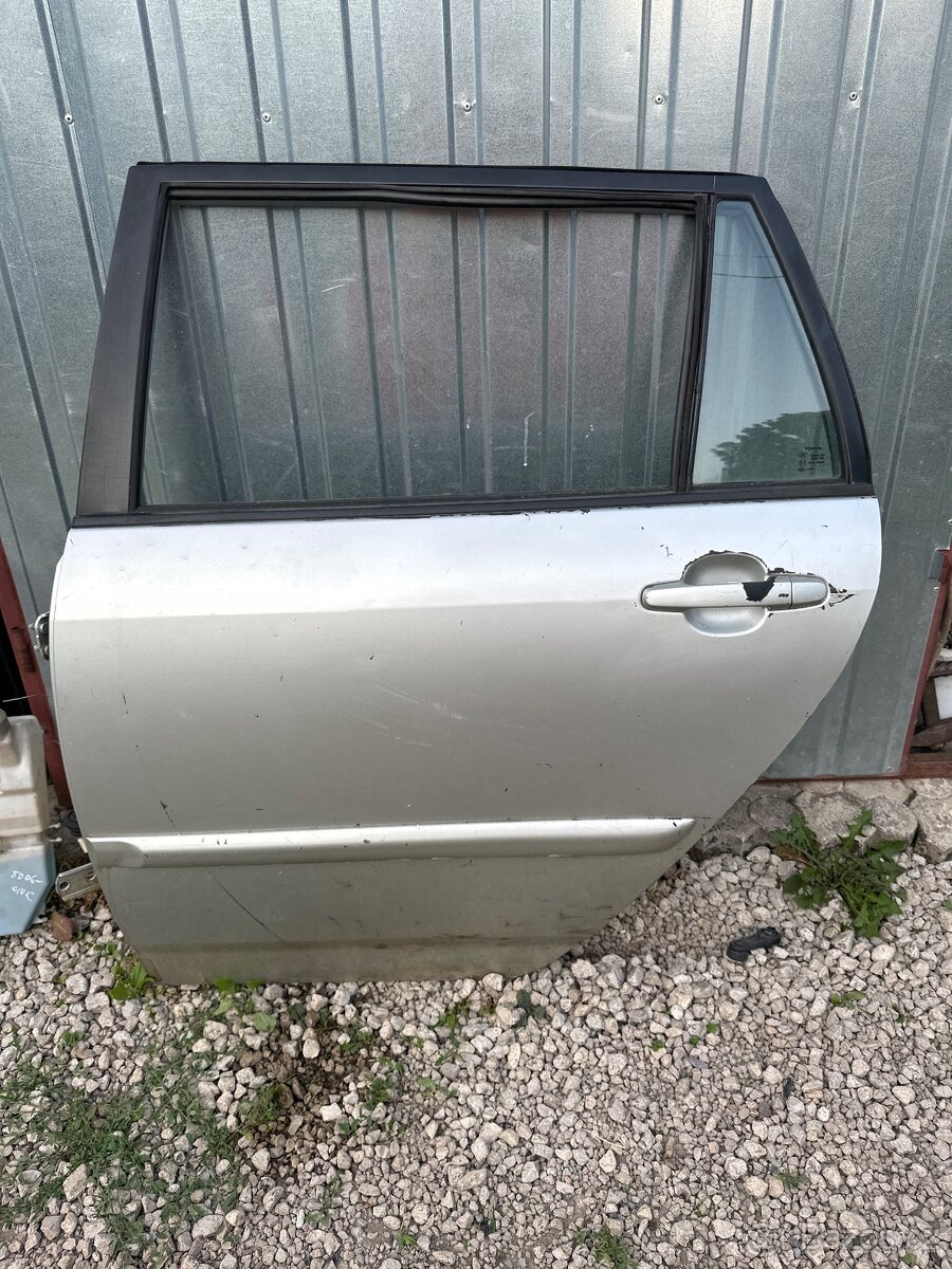 Predám dvere LZ Corolla E12 kombi Combi 2002-2008