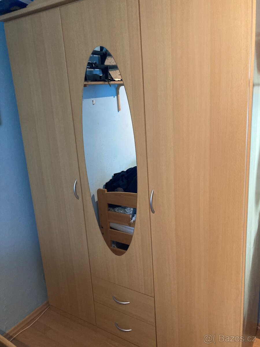 Šatní skříň se zrcadlem.
