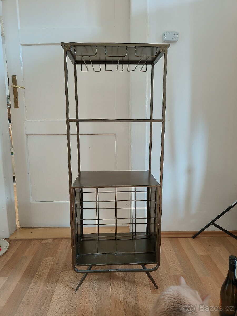 Mosazná vinotéka na 16 lahví