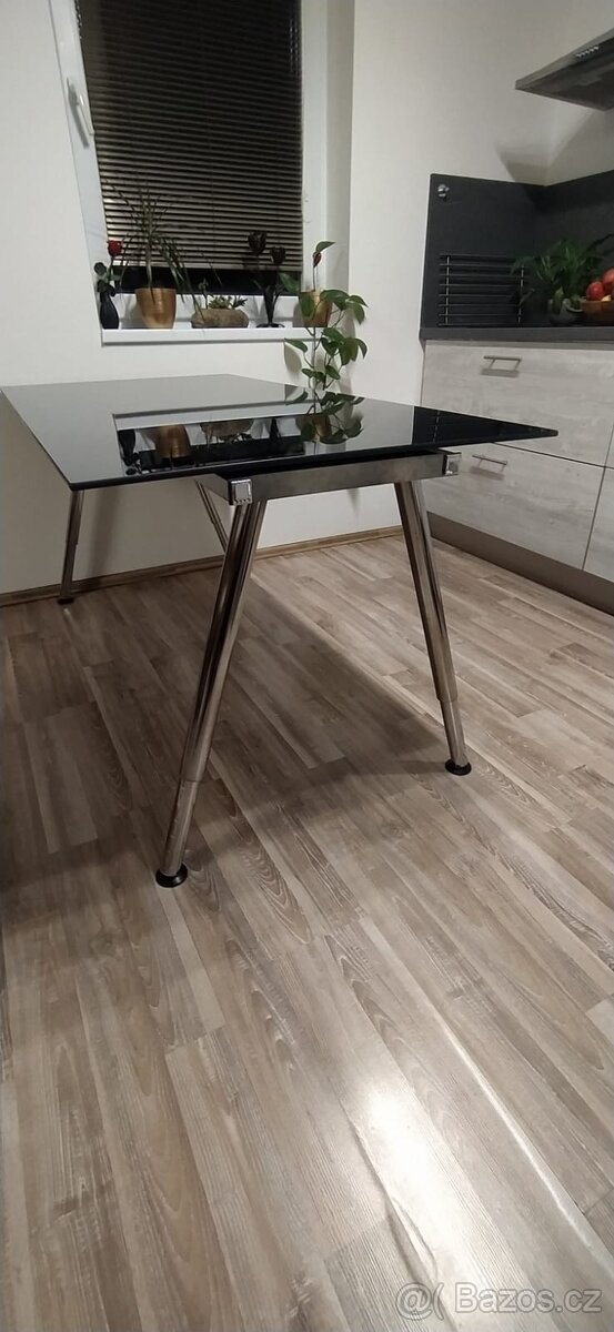 Stůl Ikea se skleněnou deskou
